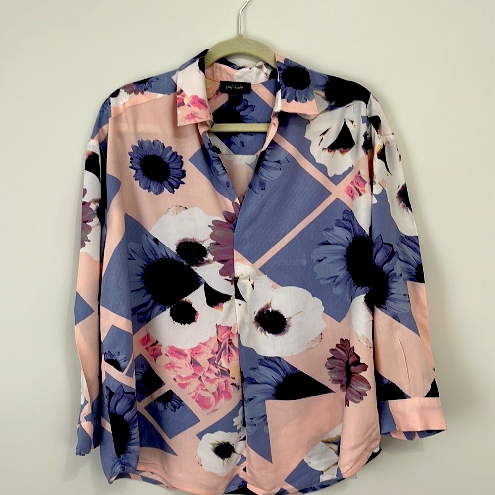Lord and Taylor long sleeve pop over blouse Size M